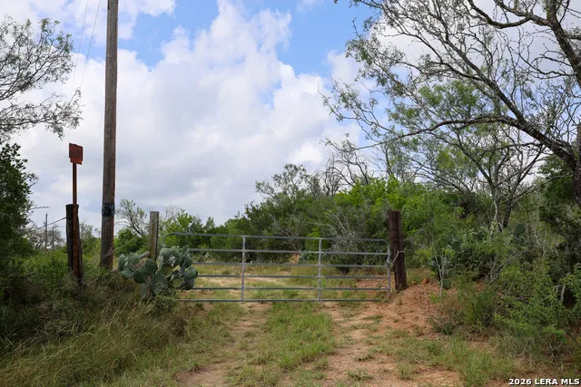 8711 County Road 1301 Moore, TX 78057