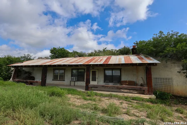 8711 County Road 1301 Moore, TX 78057