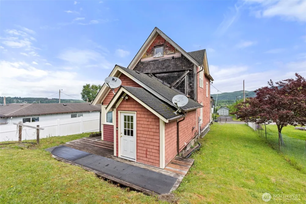 722 E Cowlitz Street South Bend, WA 98586