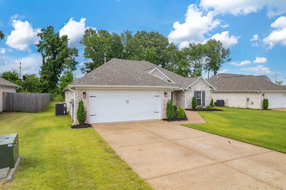54 Golden Brooke Dr Jackson, TN 38305