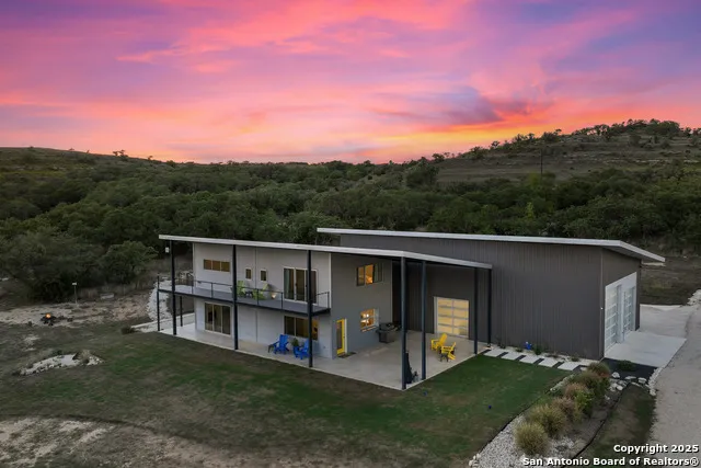 370 Gray Wolf Blanco, TX 78606