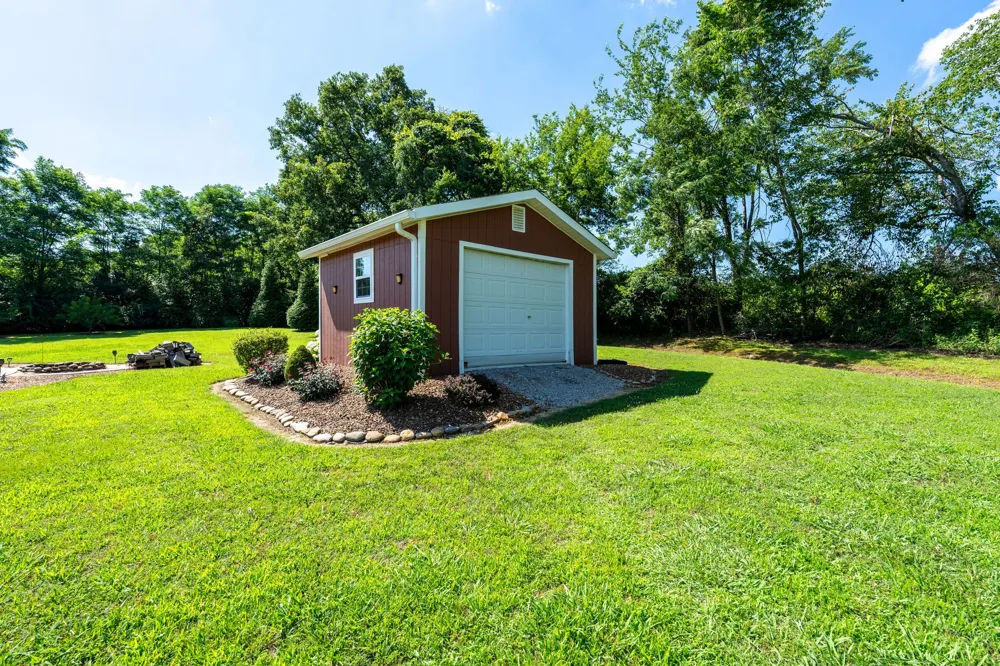 153 Center Point Dr Summertown, TN 38483
