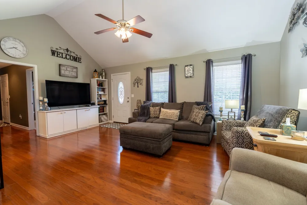 153 Center Point Dr Summertown, TN 38483