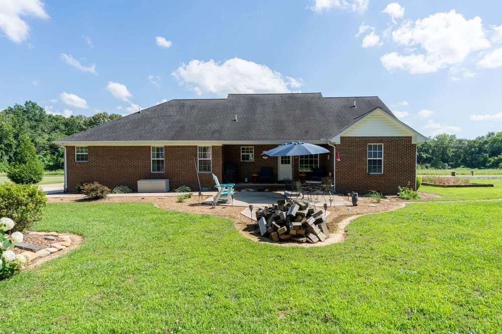 153 Center Point Dr Summertown, TN 38483