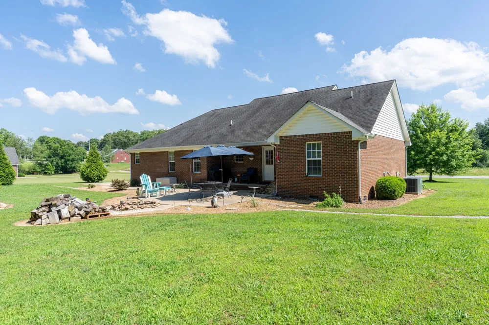 153 Center Point Dr Summertown, TN 38483