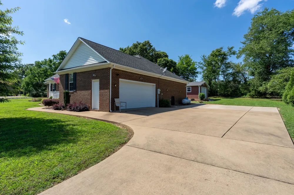 153 Center Point Dr Summertown, TN 38483