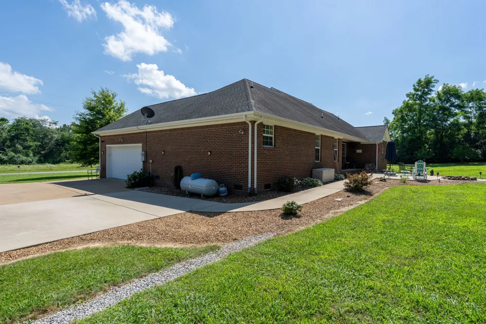 153 Center Point Dr Summertown, TN 38483