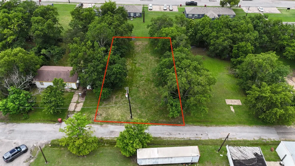808 E Third St Bonham, TX 75418