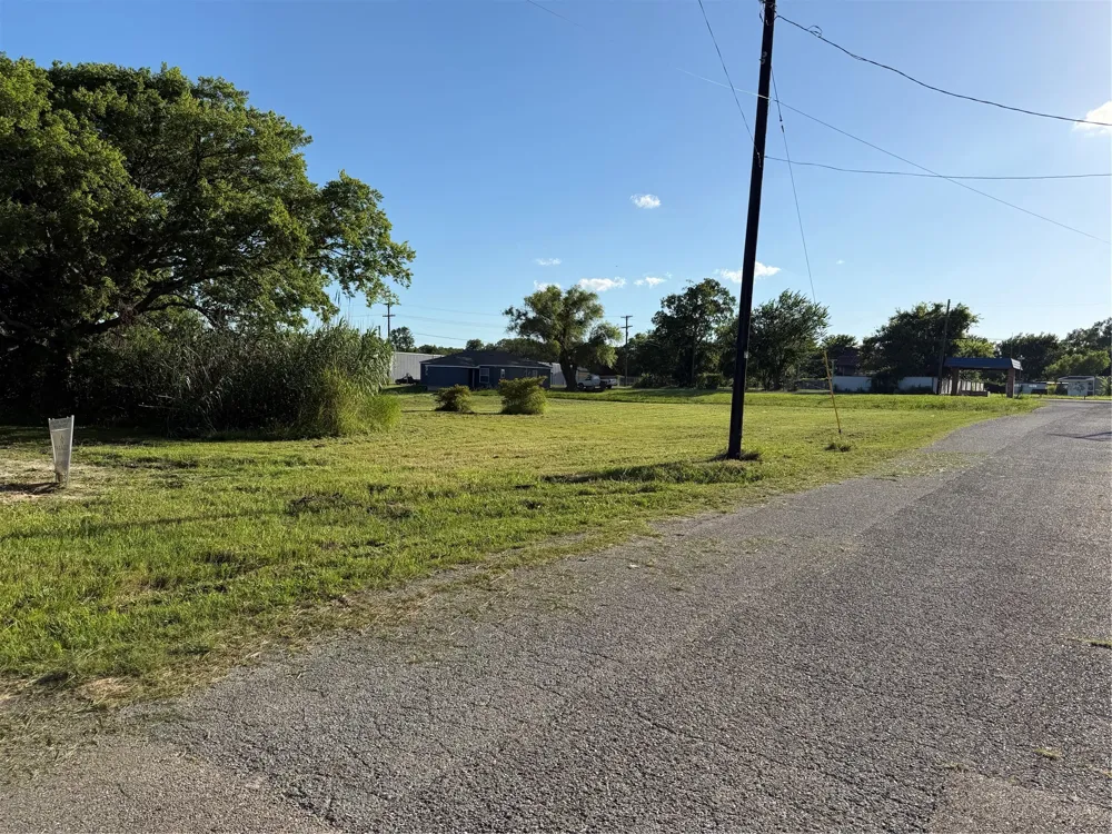 808 E Third St Bonham, TX 75418