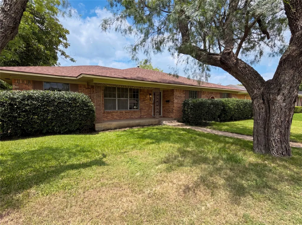3327 Portlock Drive Farmers Branch, TX 75234