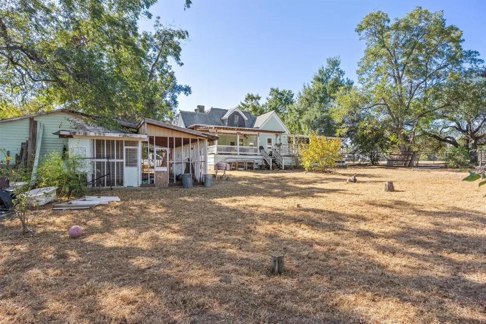 606 W Bell Avenue Rockdale, TX 76567