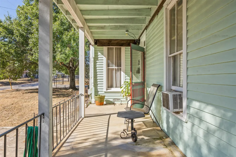 606 W Bell Avenue Rockdale, TX 76567
