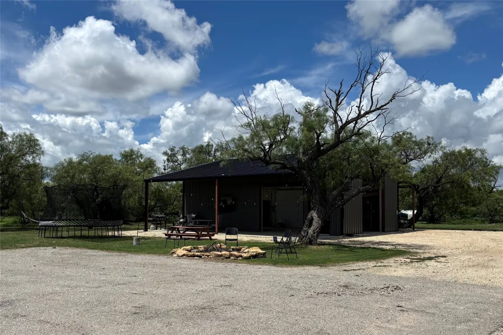 1644 Fm-1929 Voss, TX 76888