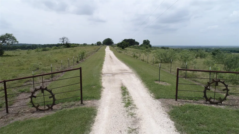 1191 J B Vandiver Loop Moody, TX 76557