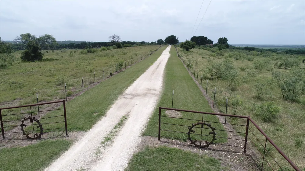 1191 J B Vandiver Loop Moody, TX 76557
