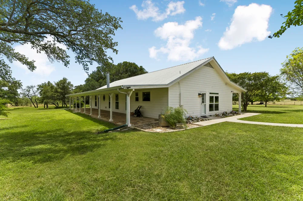 4320 County Road 223 Florence, TX 76527