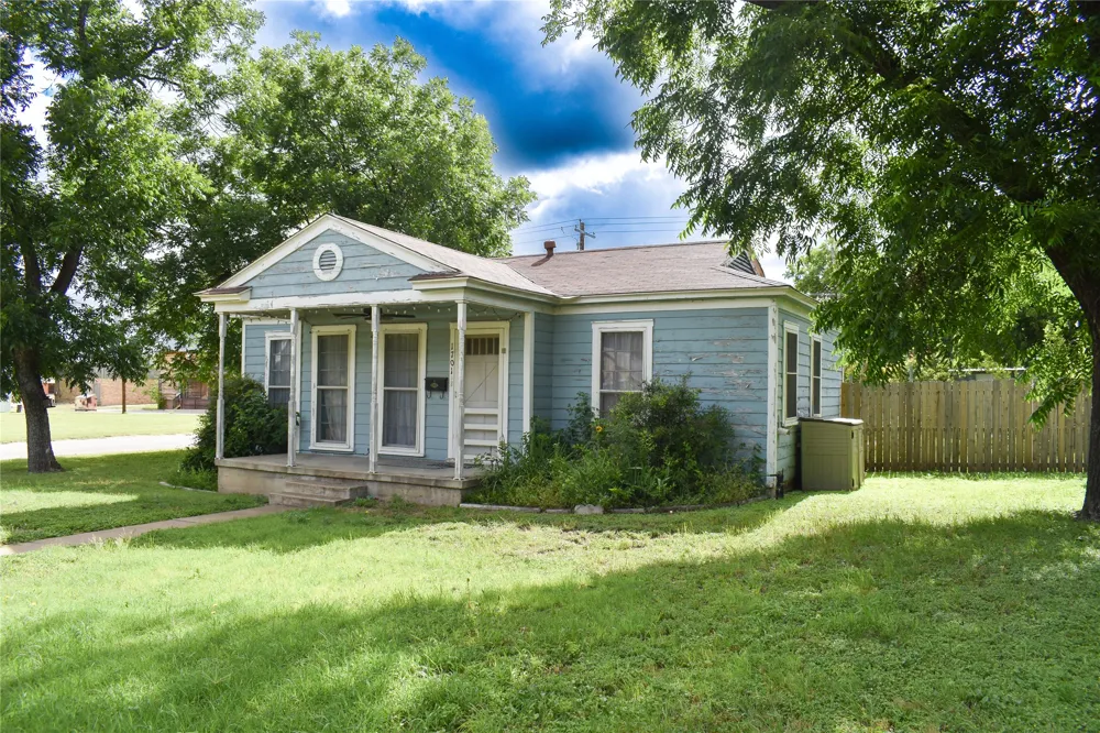 1701 S High Brady, TX 76825