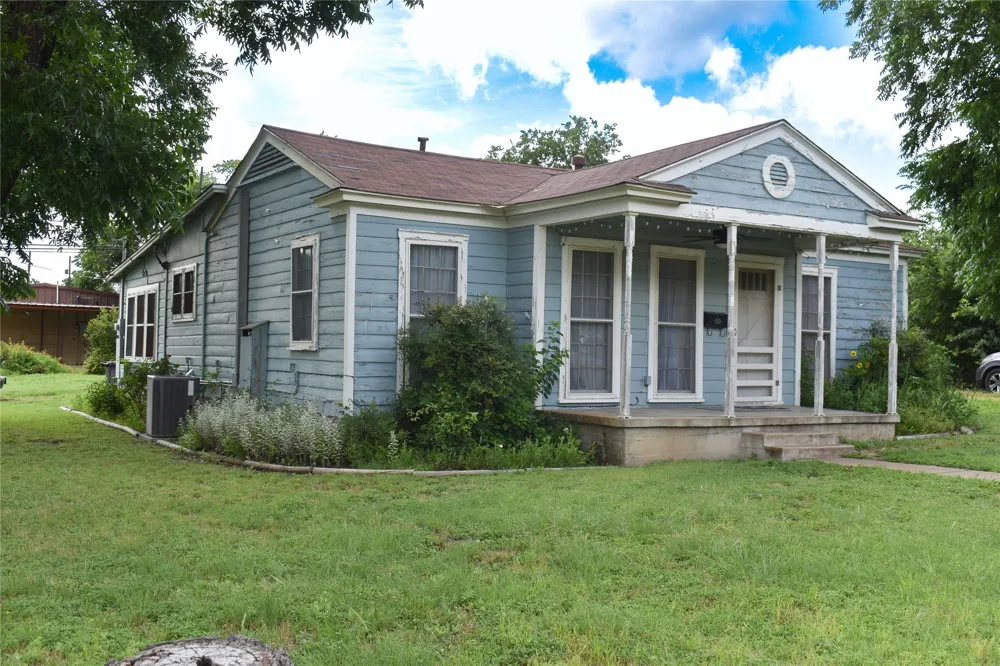 1701 S High Brady, TX 76825