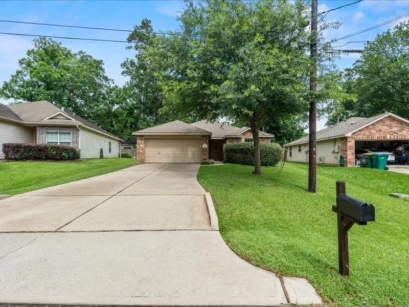 8 Shady Oak Lane Conroe, TX 77304