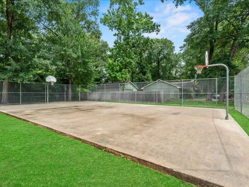 8 Shady Oak Lane Conroe, TX 77304