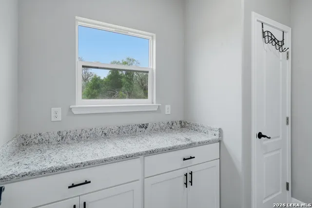 20922 KINNEY RD Somerset, TX 78069