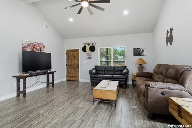 20922 KINNEY RD Somerset, TX 78069