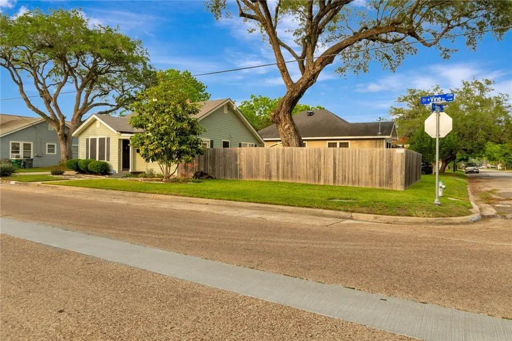 1702 Vine Street Victoria, TX 77901