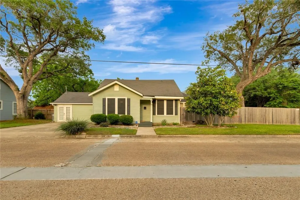 1702 Vine Street Victoria, TX 77901
