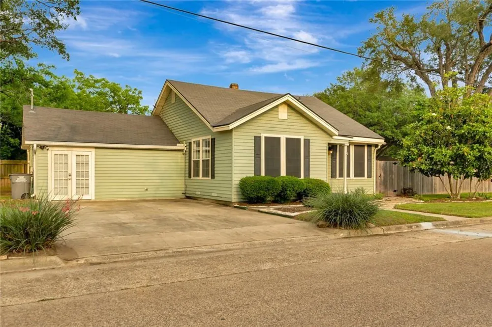 1702 Vine Street Victoria, TX 77901