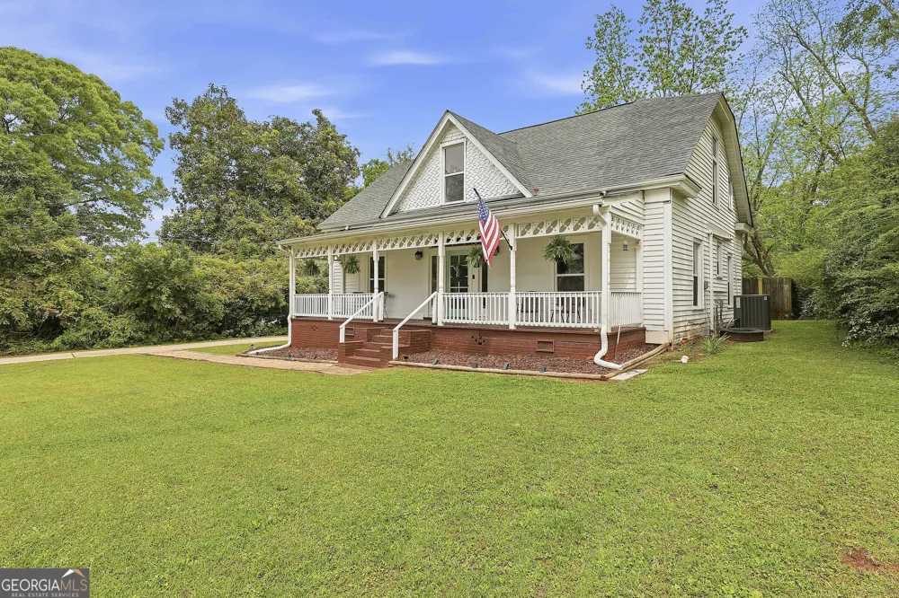 21 Smith ST Grantville, GA 30220