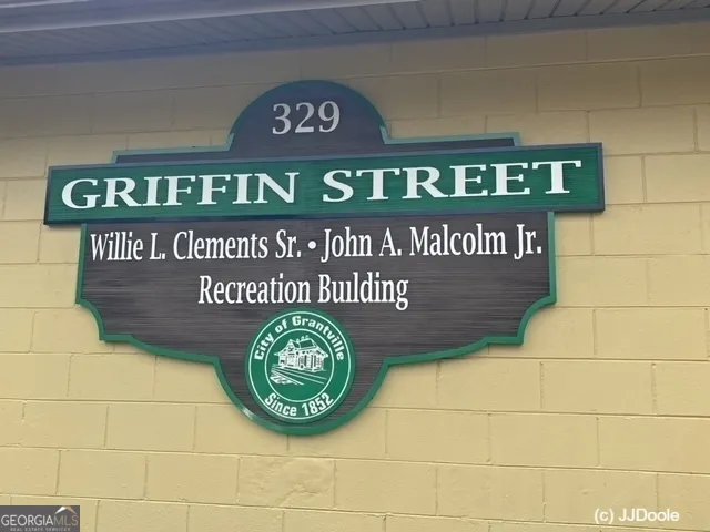 21 Smith ST Grantville, GA 30220
