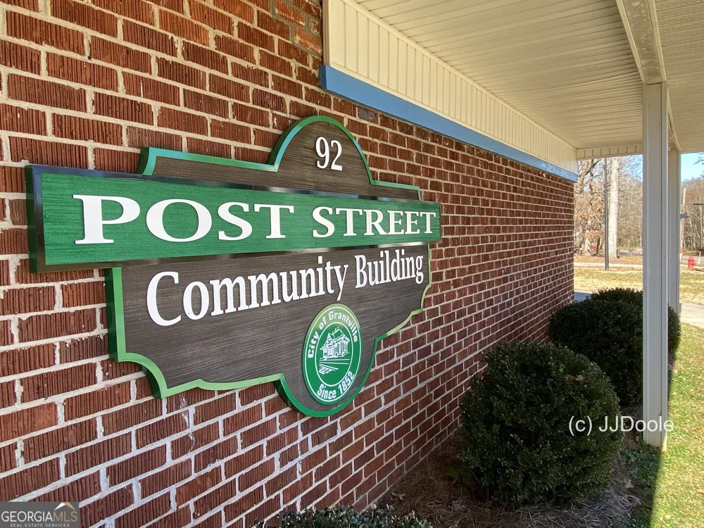 21 Smith ST Grantville, GA 30220