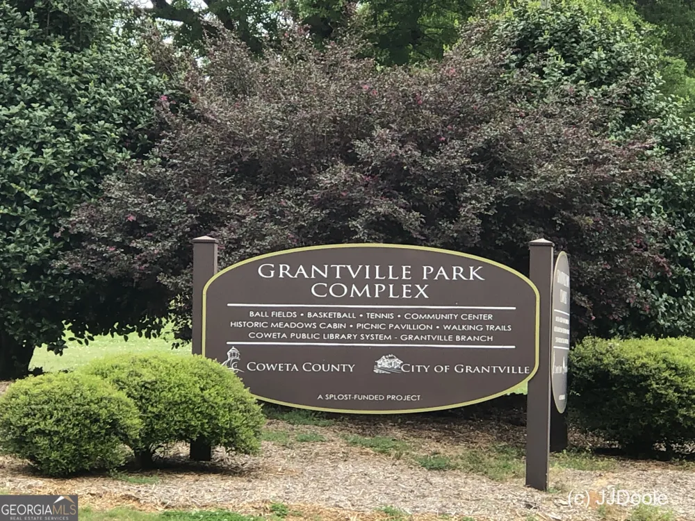 21 Smith ST Grantville, GA 30220