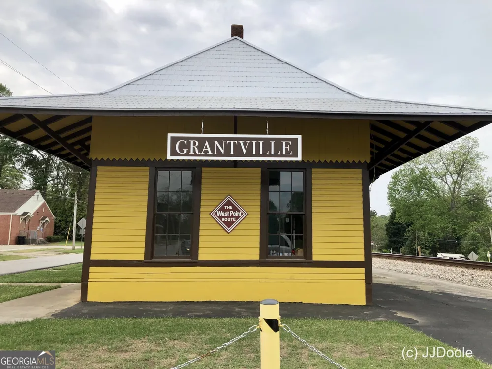 21 Smith ST Grantville, GA 30220