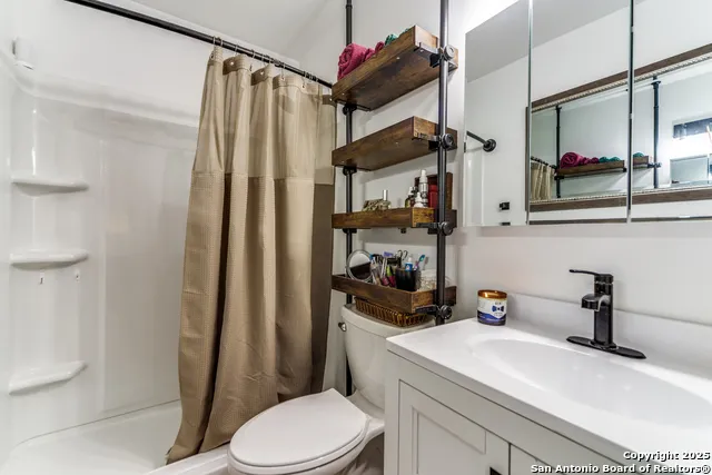 103 AMBER DR Comfort, TX 78013
