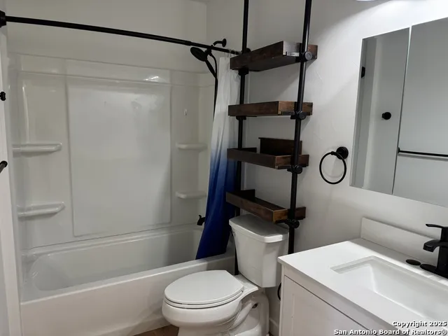 103 AMBER DR Comfort, TX 78013