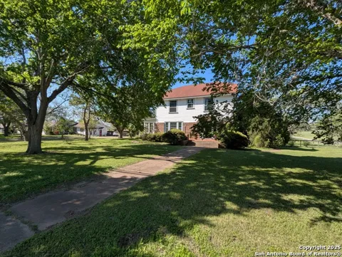 1002 E Gonzales