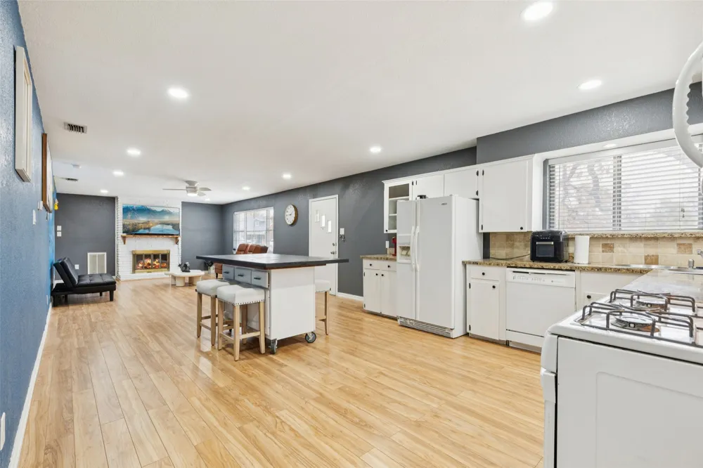 102 Woodland Drive Highland Village, TX 75077