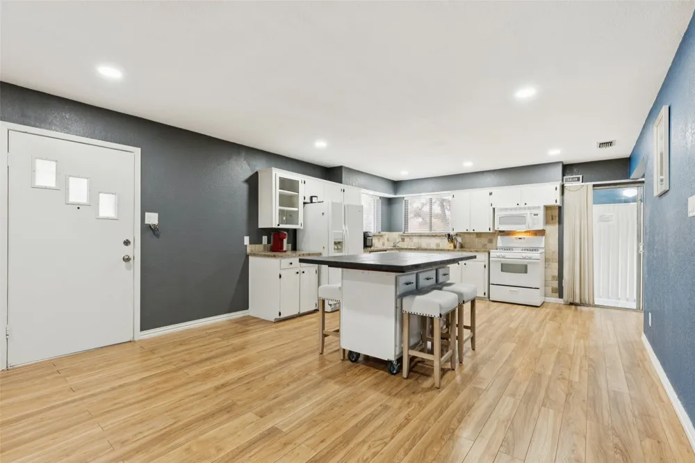 102 Woodland Drive Highland Village, TX 75077