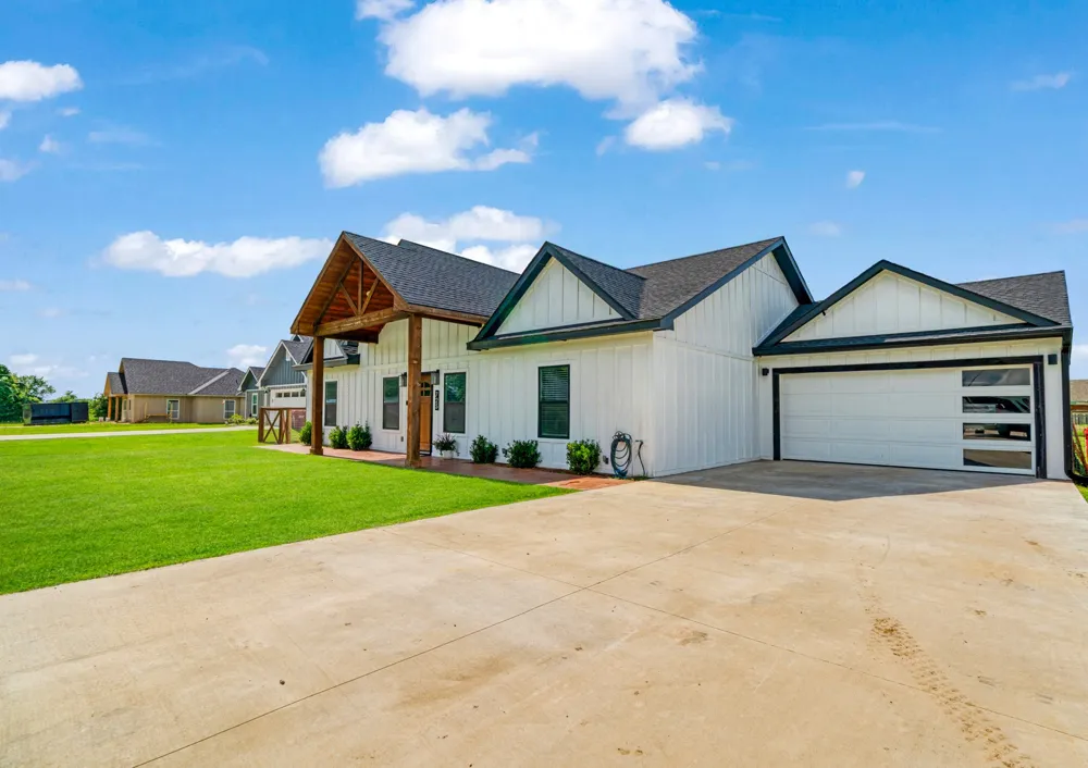 725 Daniel Street Blossom, TX 75416