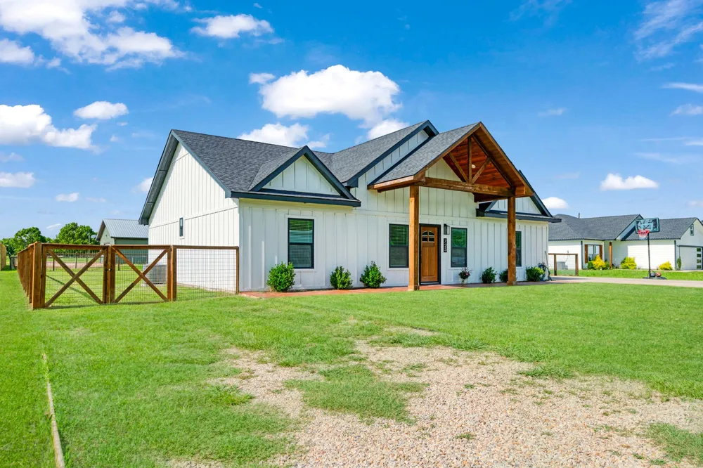 725 Daniel Street Blossom, TX 75416