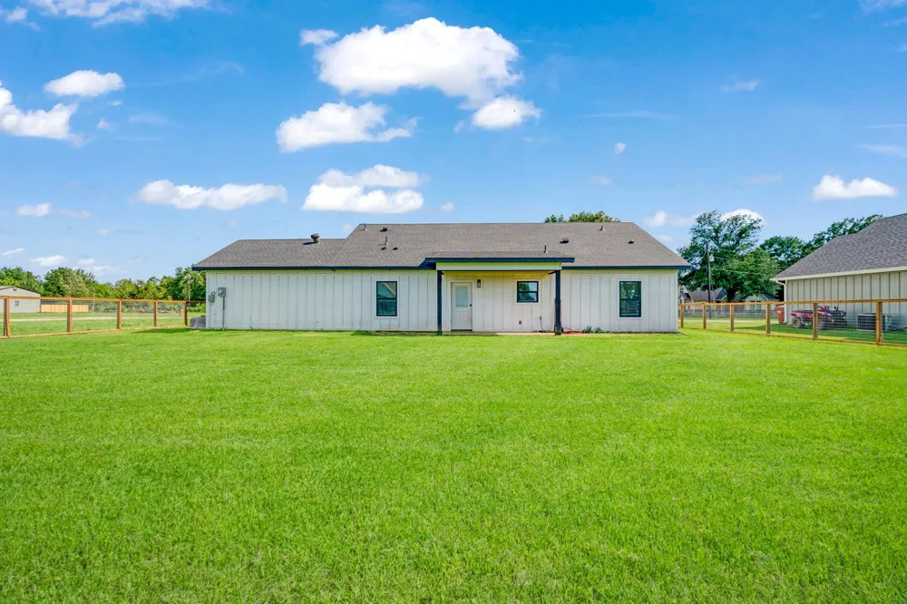 725 Daniel Street Blossom, TX 75416