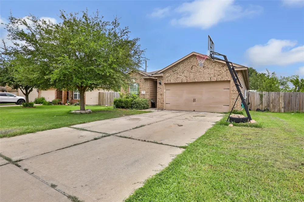 2707 Tracy Lane Highlands, TX 77562