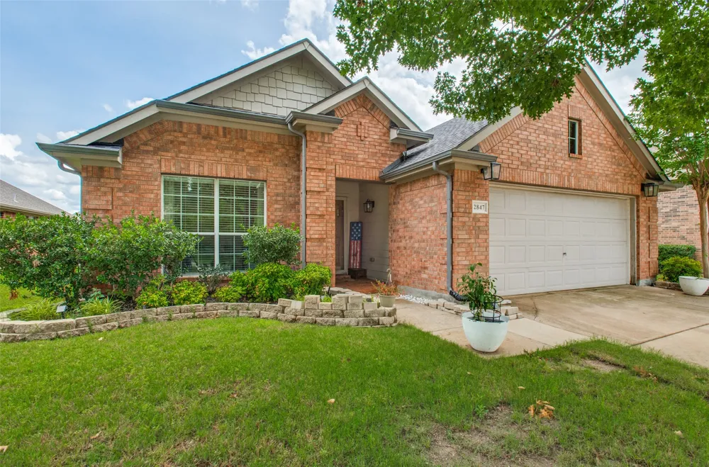2847 Tranquilo Grand Prairie, TX 75054