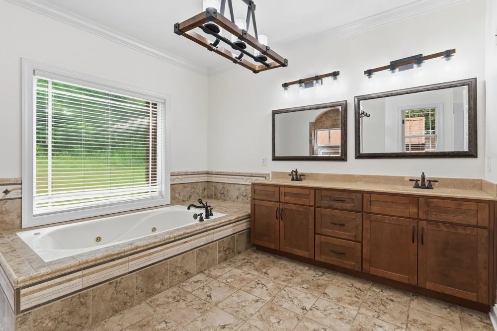 2214 Trieste Trl Adams, TN 37010