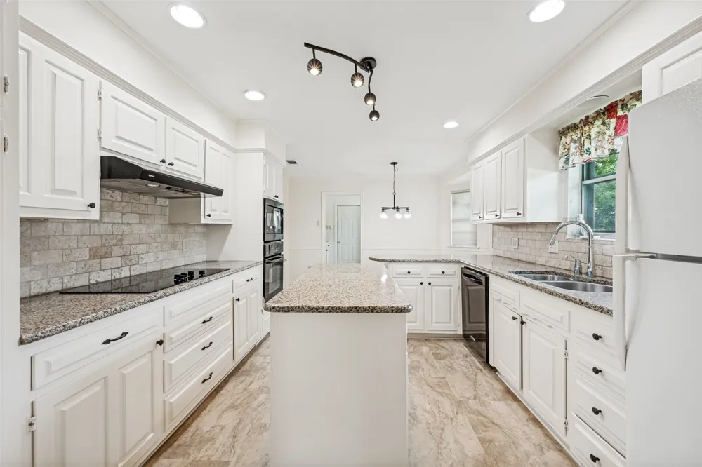 2414 Lakeview Circle Arlington, TX 76013