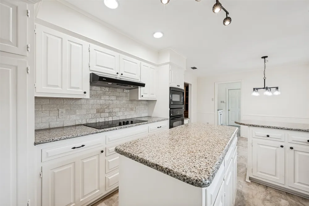 2414 Lakeview Circle Arlington, TX 76013