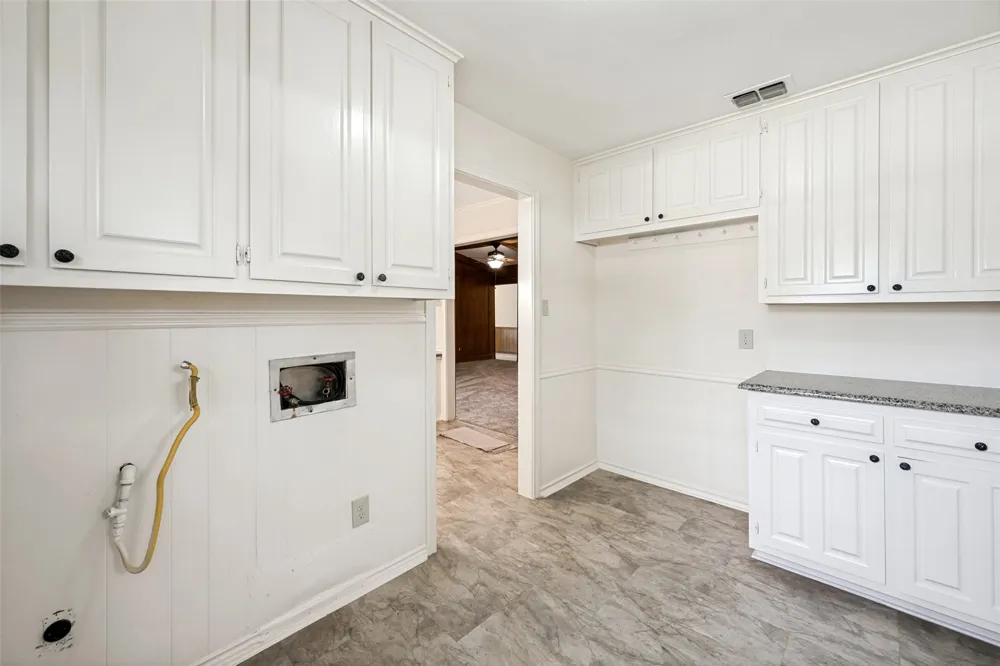 2414 Lakeview Circle Arlington, TX 76013