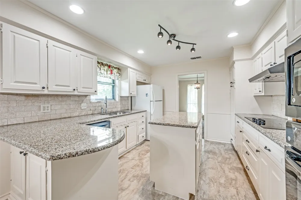 2414 Lakeview Circle Arlington, TX 76013