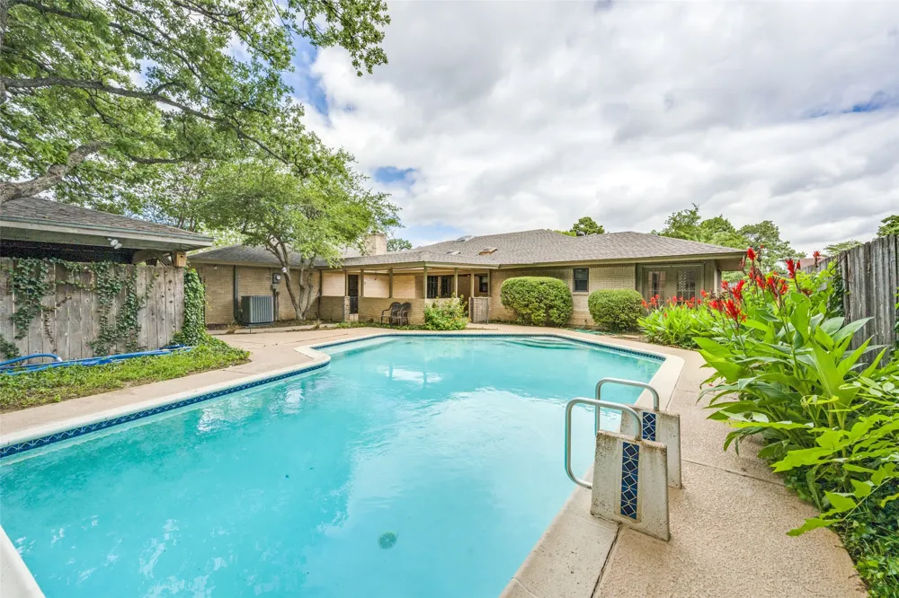 2414 Lakeview Circle Arlington, TX 76013
